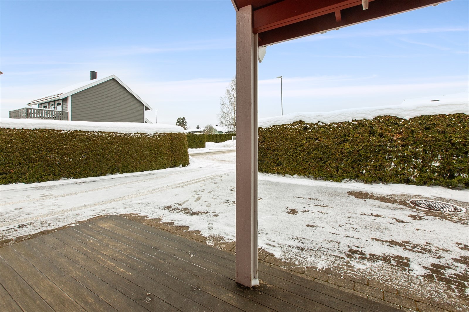 Delvis overbygd inngangsparti med isolert sportsbod hvor bla. v.v. beholder, sikringsskap og stoppekran for vann er plassert. Galleribilde