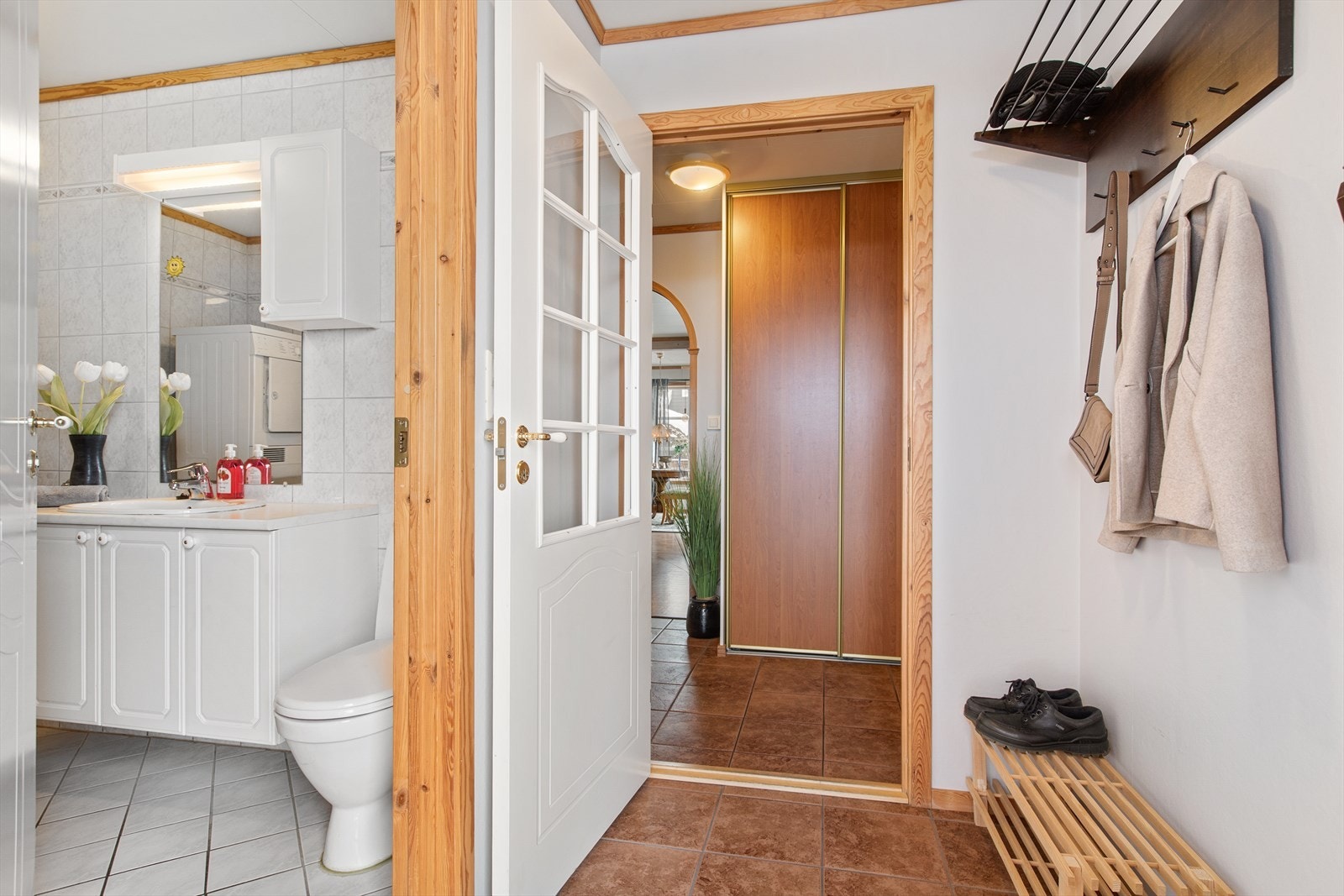 Entre med gulvfliser og videre inn i gangen er det skyvedørsgarderobe. Gulvvarme i alle rom samt bad i 2.etg. Galleribilde