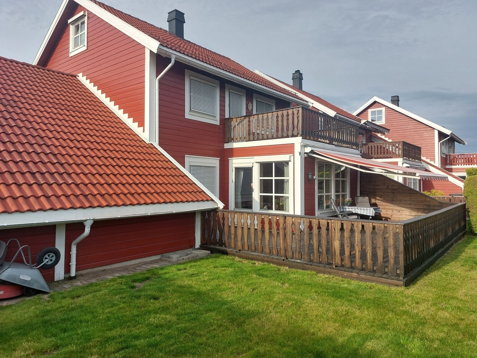 Utvendige persienner og markise som skjermer for varme sommerdager / sydvest vendt. Sommerbilde tatt av selger. Galleribilde