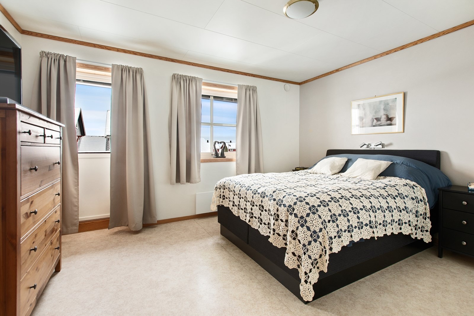 Hovedsoverommet har god plass til dobbeltseng og oppbevaring. Her er det også garderobeskap med skyvedører. Galleribilde