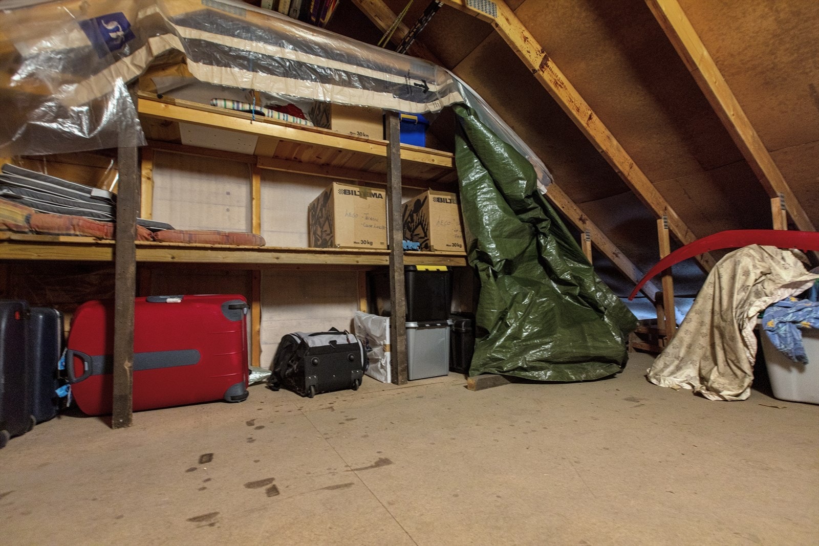 Hemsen over garasjen med god lagringsplass samt robuste hyllesystemer og skråtak. Galleribilde