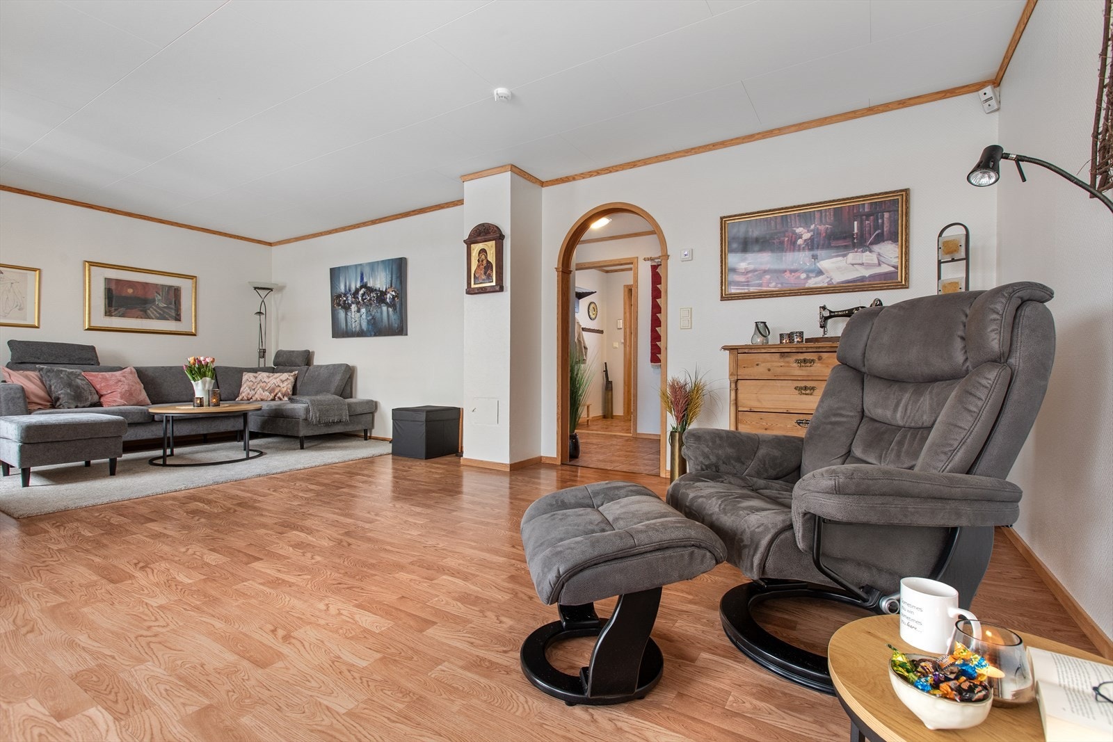 Linoliumgulv og malte vegger gir et lyst og romslig oppholdsrom. Mulighet for å sette inn peis om ønskelig. Galleribilde