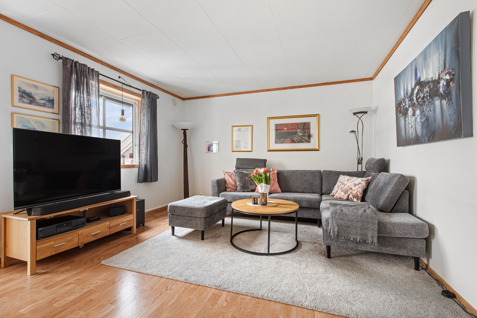 Store vindusflater gir godt med naturlig lys til stuen. Galleribilde