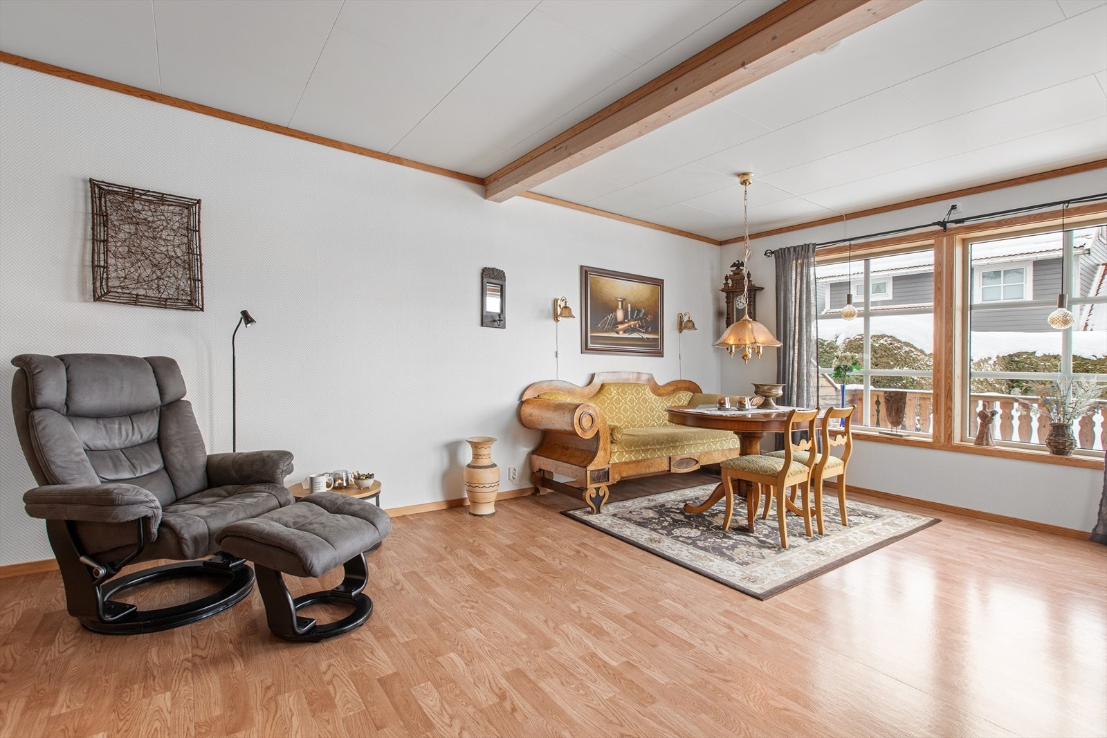 Store vindusflater gir godt med naturlig lys i stuen. Galleribilde