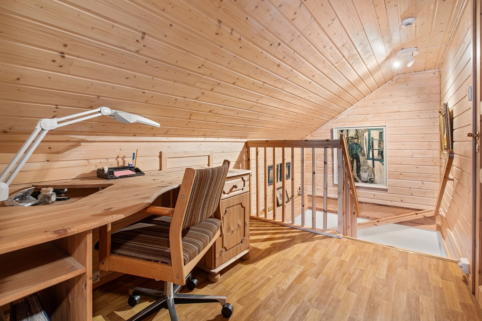 Loftet har panelte vegger og god plass til en arbeidsstasjon. Galleribilde