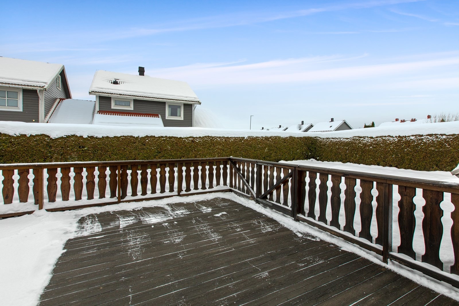 Den sørvendte terrassen har treverk i konstruksjoner og rekkverk. Vedlikeholdt med olje hvert år. Galleribilde