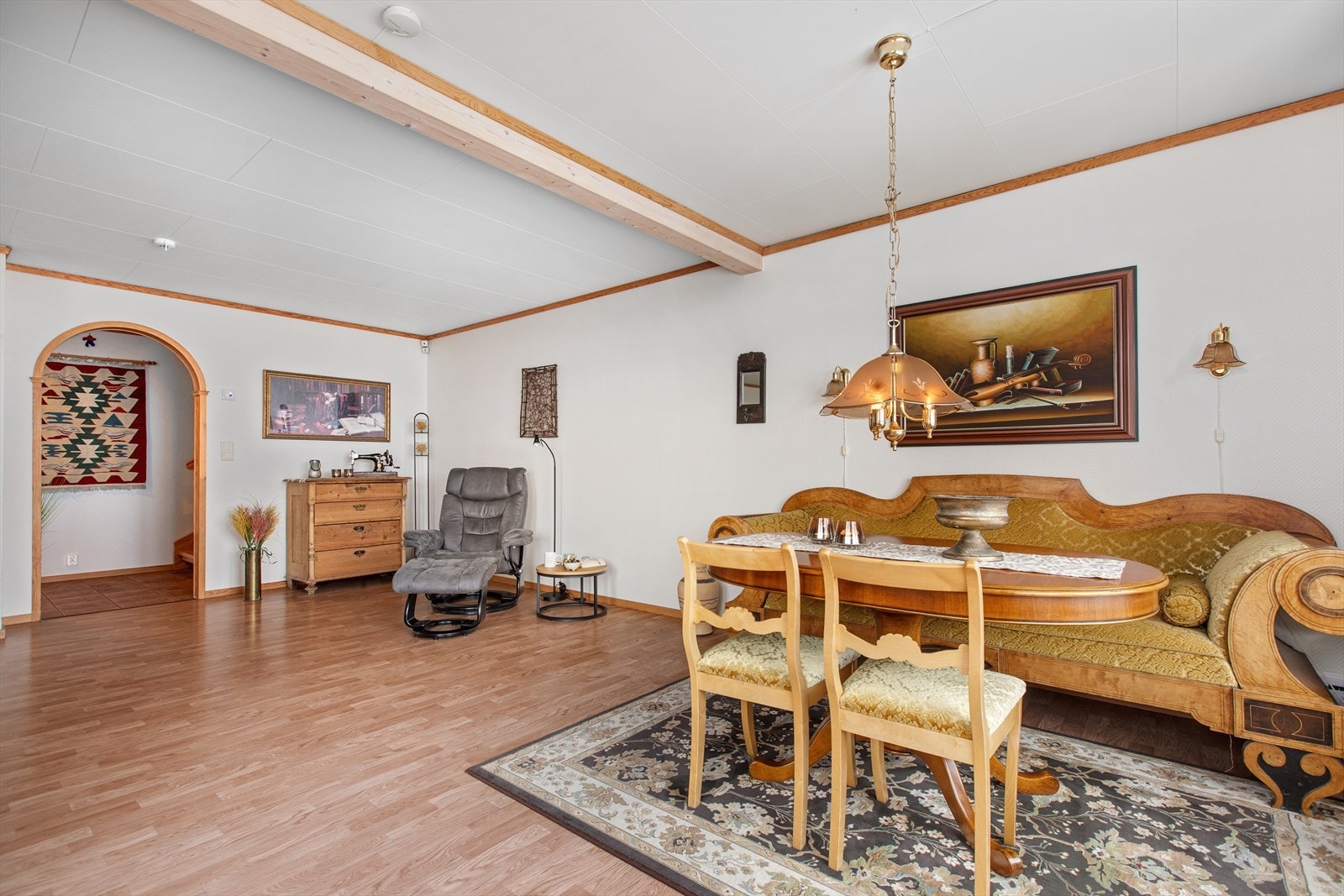 Stuen er romslig og har godt med møbleringsmuligheter. Galleribilde