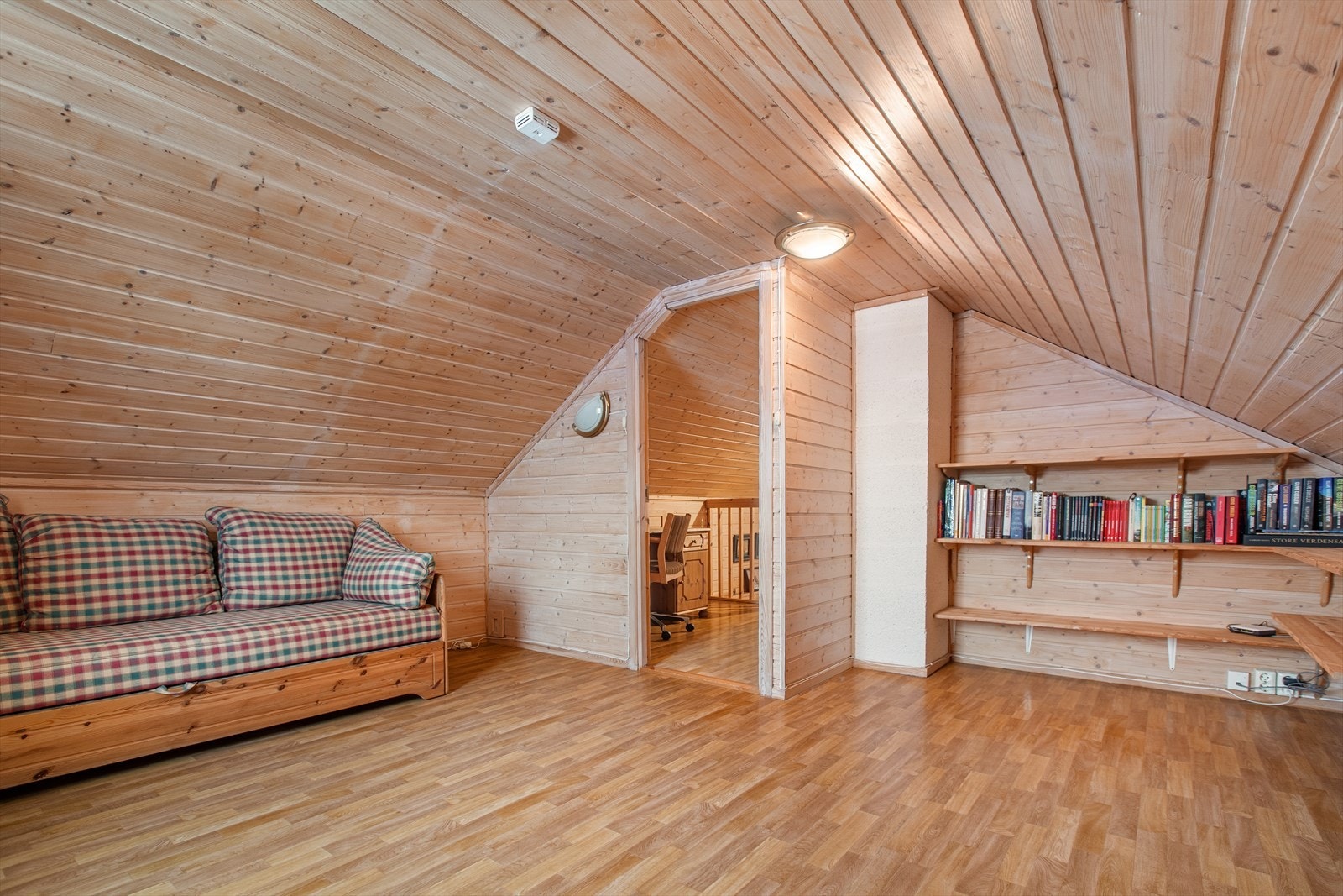 Innebygde hyller og et koselig sitteområde. Galleribilde