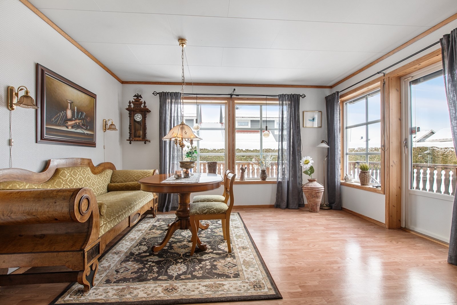 Spiseplassen har utsikt gjennom store vinduer, som gir rikelig med dagslys. Galleribilde