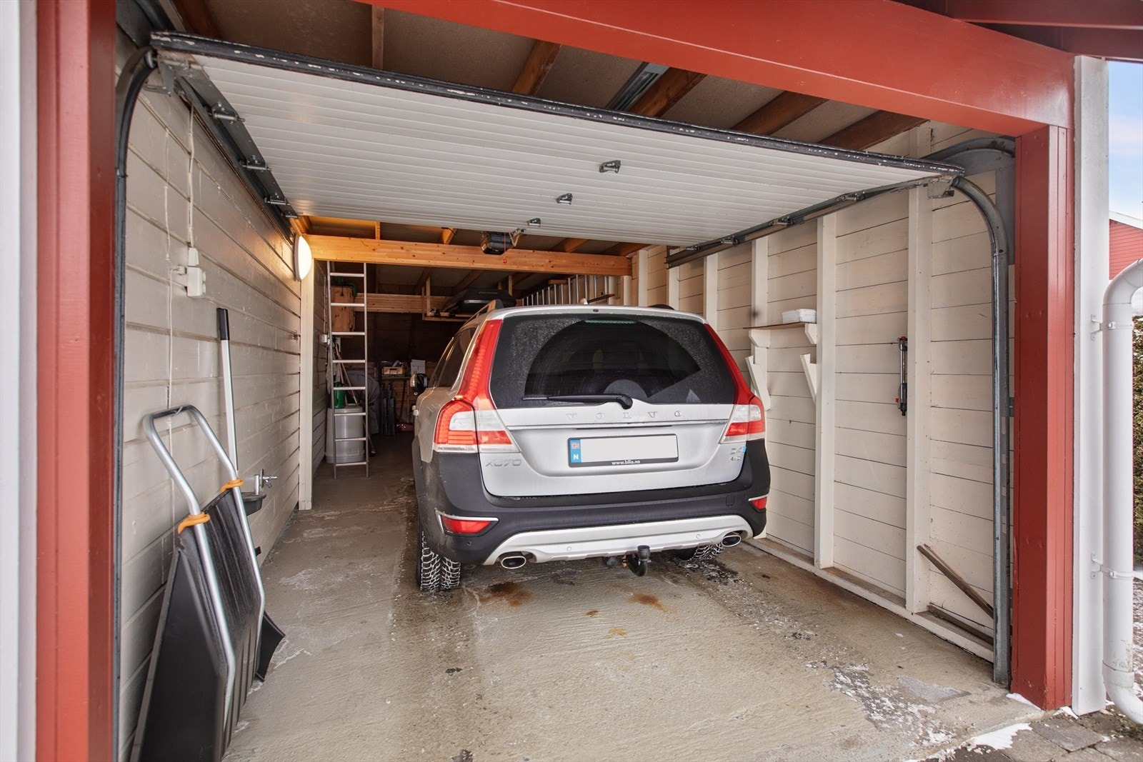 Garasje med oppbevaringsmuligheter innenfor bilen med direkte utgang til hage/terrasse. Hems for ytterligere lagringsplass. Galleribilde