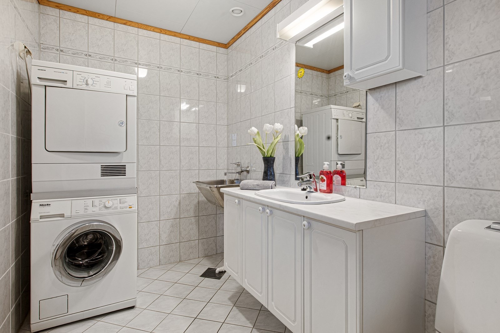 Flislagte overflater på bad og elektriske varmekabler gir en robust våtromsløsning. Galleribilde