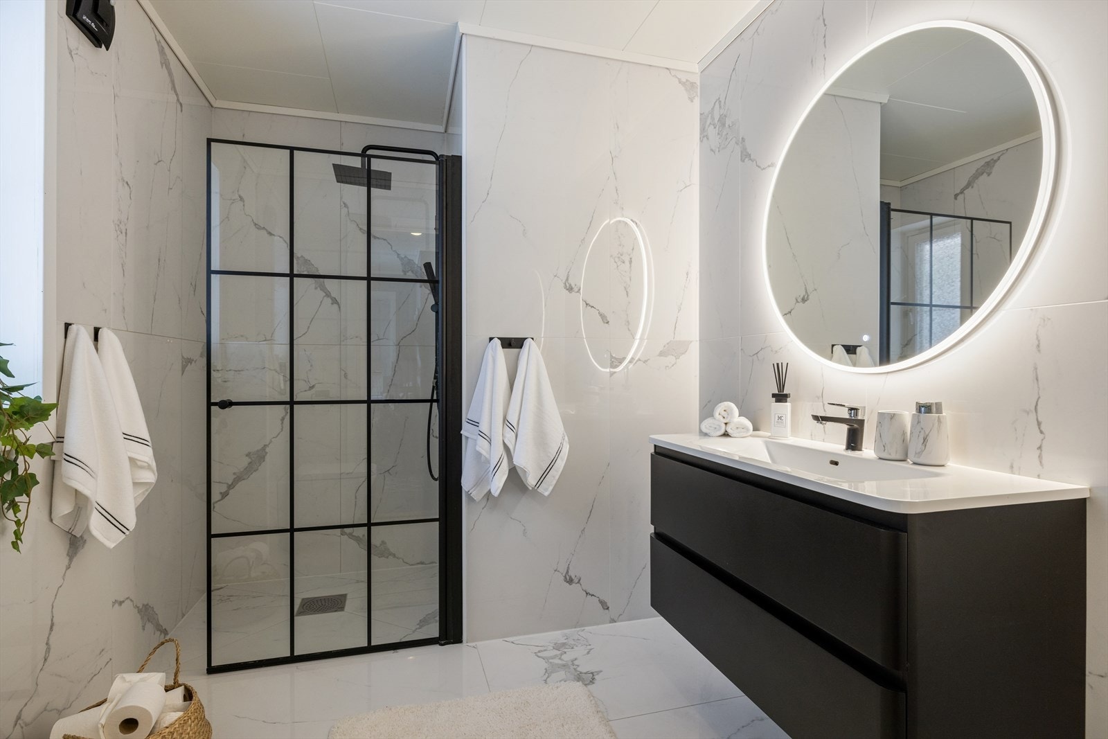 Innbydende og moderne bad fra 2021, oppført med elegant sort innredning og en stilfull dusjløsning med sorte detaljer. Et tidløst rom som løfter helhetsinntrykket av boligen. Galleribilde