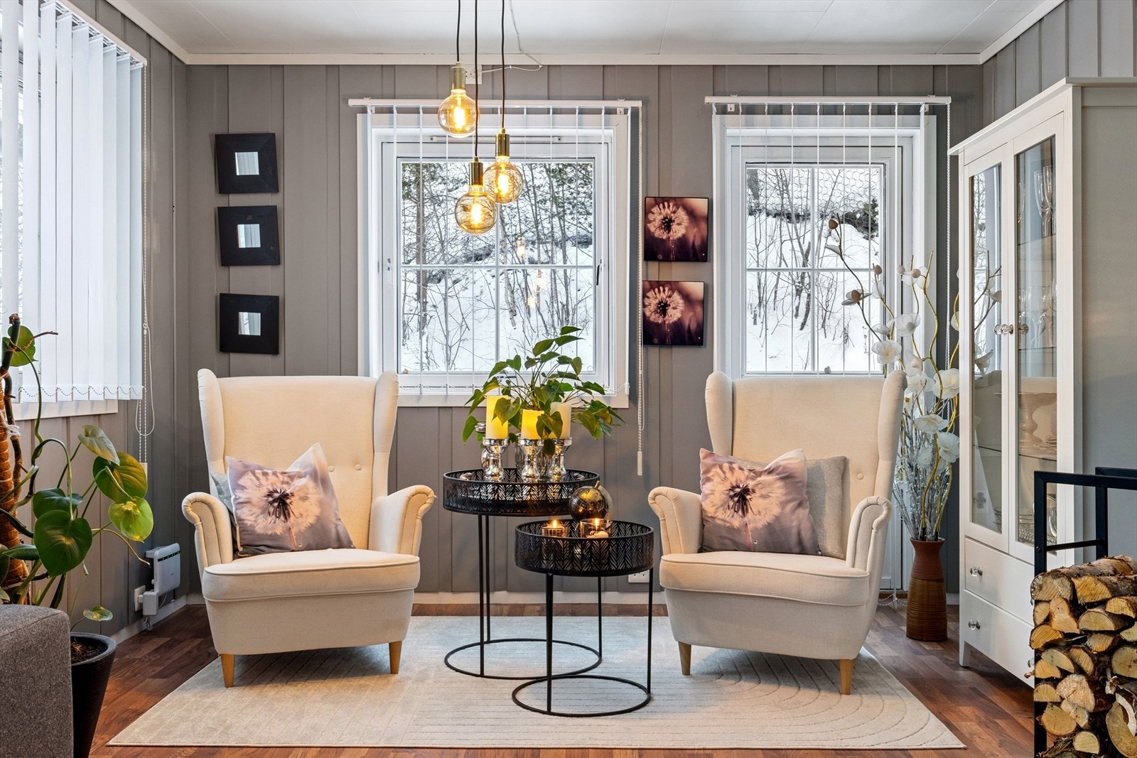 Hyggelig sittekrok med gode lysforhold som skaper en innbydende atmosfære. Galleribilde