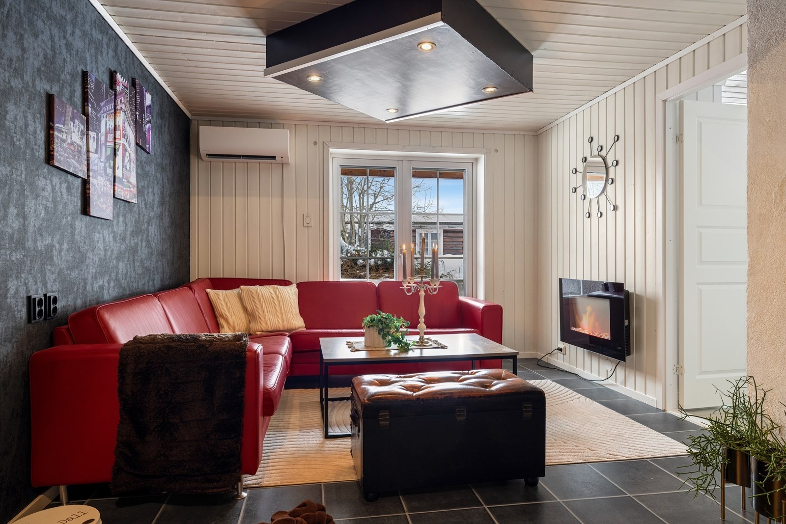 Trivelig stue i underetasjen med god plass til møblering, fine lysforhold og utgang til hagen som gir en naturlig forlengelse av oppholdsrommet. Galleribilde