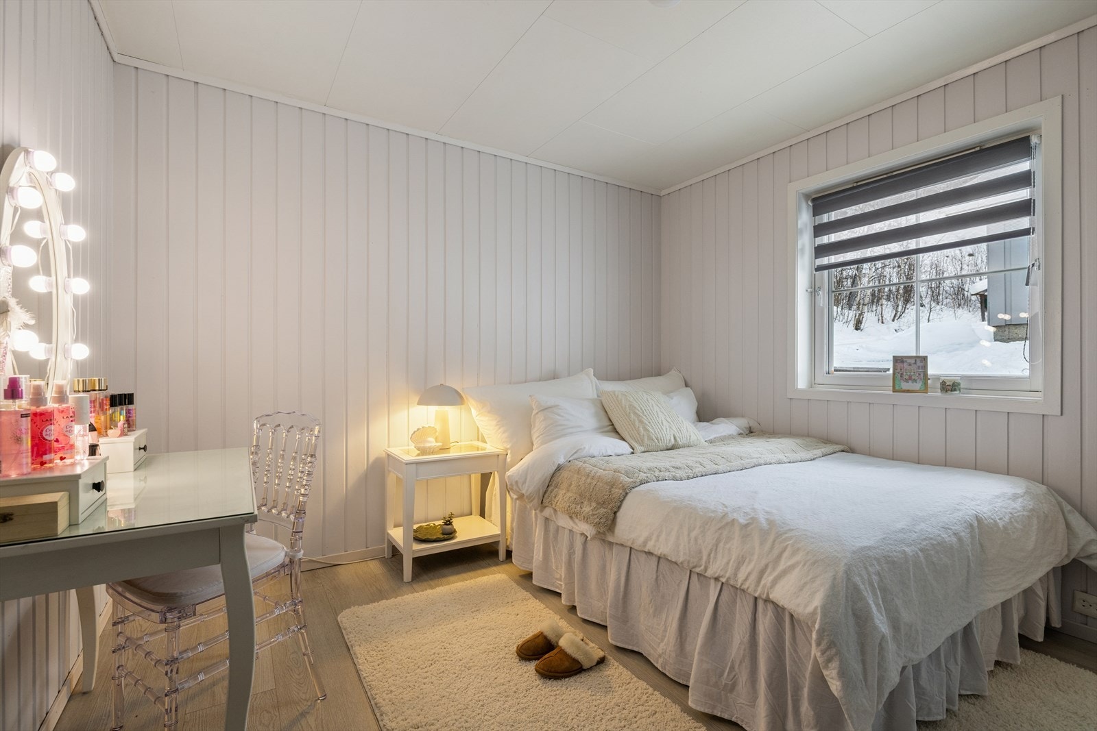 Lyst og behagelig soverom i hovedetasjen, med delikate fargevalg. Galleribilde