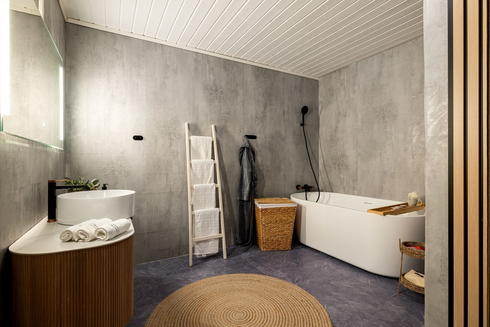 Flott bad i underetasjen, med stilrene materialvalg, romslig badekar og praktisk innredning. Et innbydende rom for hverdagscomfort og velvære. Galleribilde