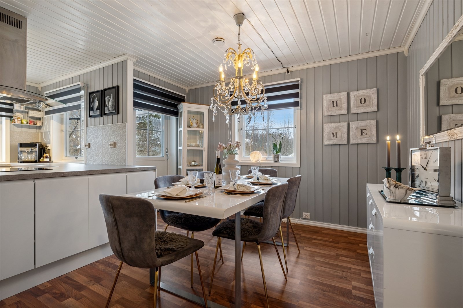 Lys og trivelig spiseplass med praktisk utgang til terrassen - perfekt for både hverdagsmåltider og sosiale sammenkomster Galleribilde