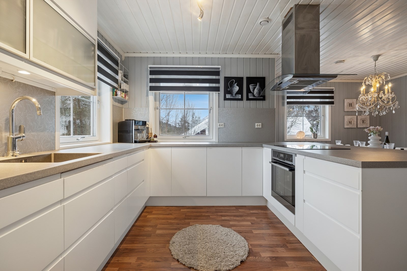 Kjøkkenet byr på svært gode oppbevaringsmuligheter med gjennomgående skap- og skuffeløsninger, kombinert med et romslig og funksjonelt arbeidsområde for effektiv matlaging. Galleribilde