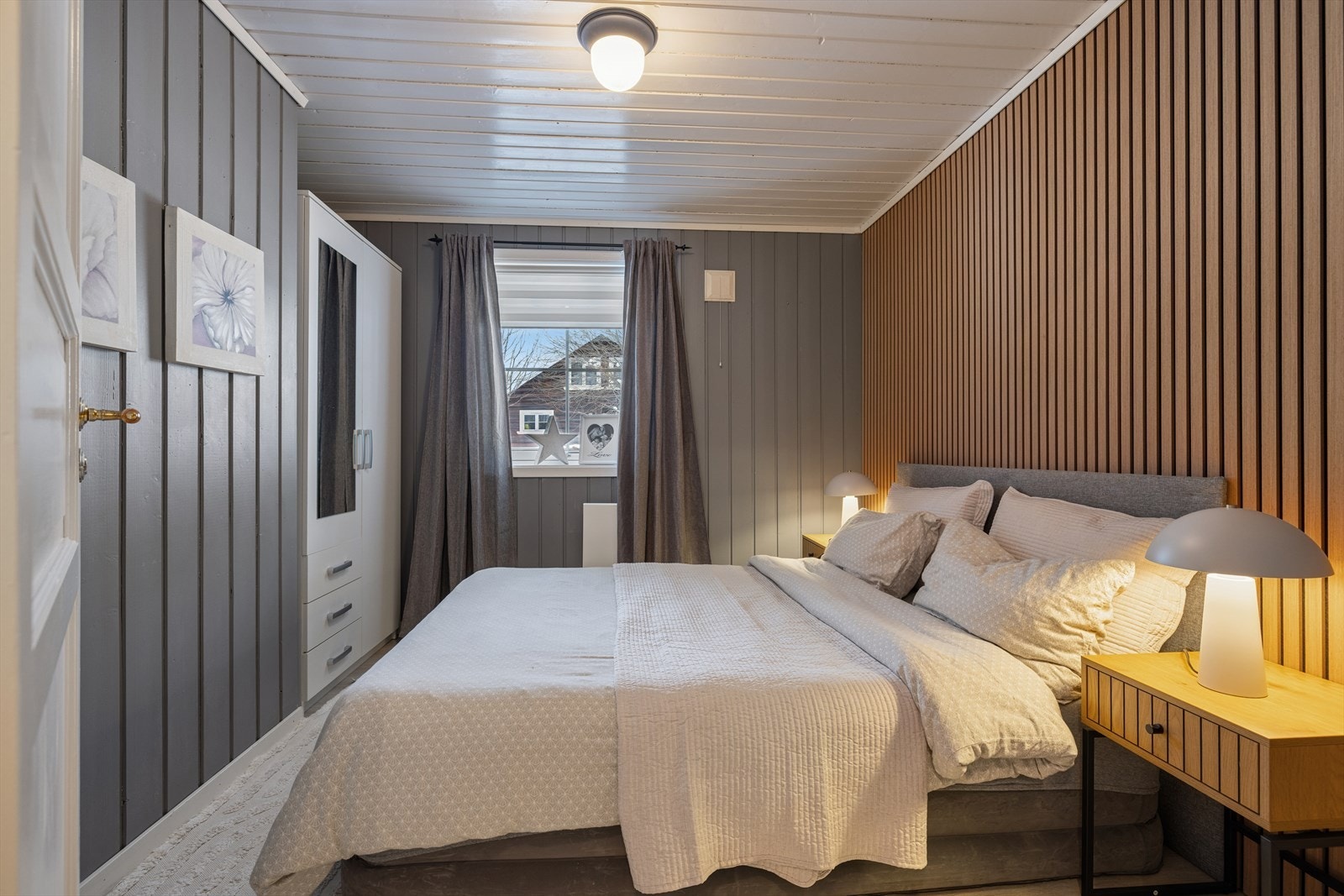 Soverommet med direkte tilgang til badet i underetasjen, en praktisk og komfortabel løsning. Galleribilde