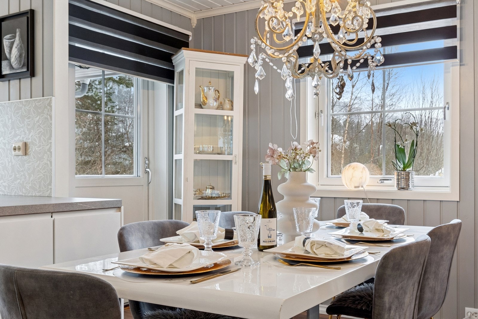 Lys og trivelig spiseplass med praktisk utgang til terrassen - perfekt for både hverdagsmåltider og sosiale sammenkomster Galleribilde