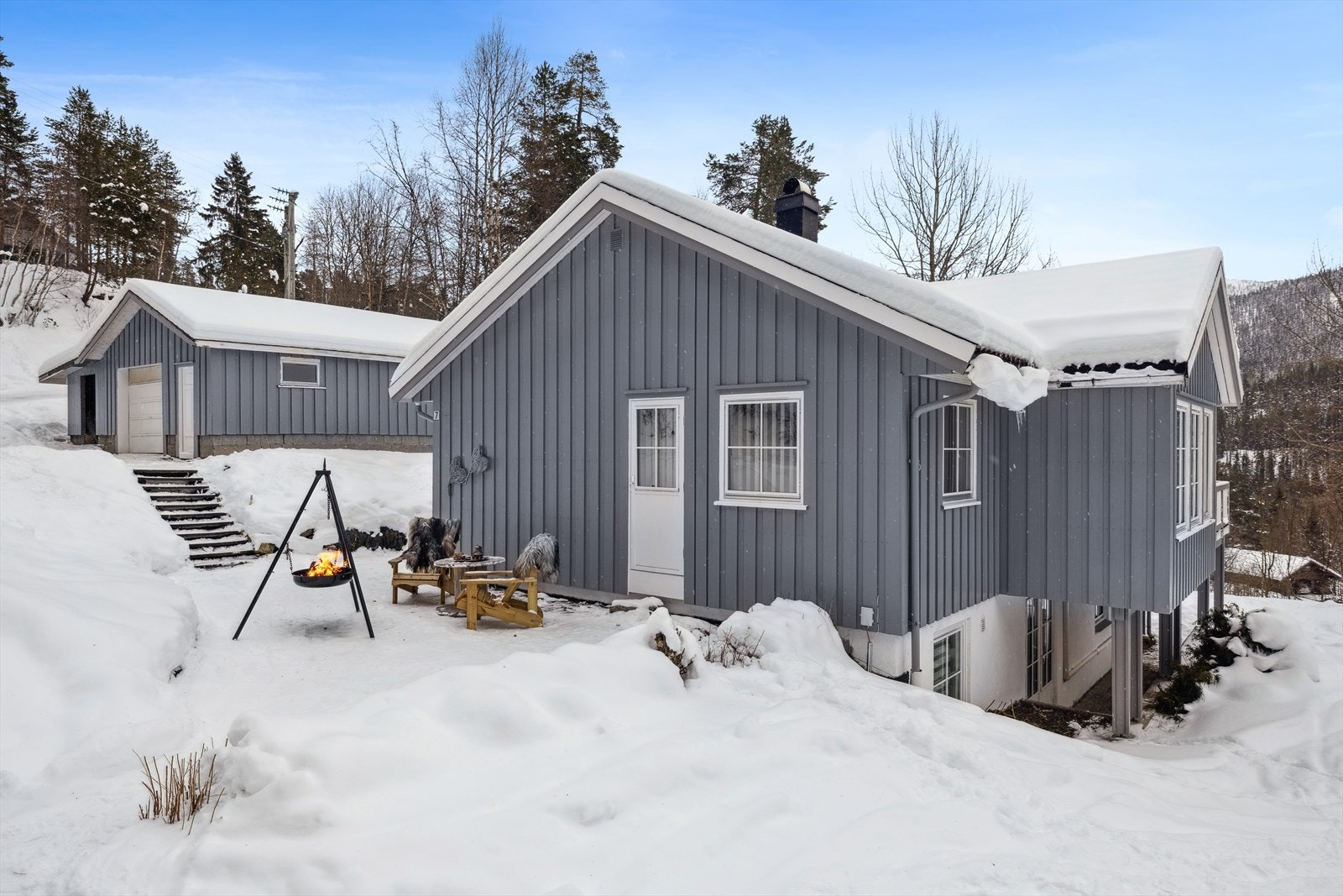 Boligen har egen garasje samt romslig oppstillingsplass på tunet, med gode parkeringsmuligheter for flere biler. Garasje ligger utenfor eiendomsgrensen, se pkt. ferdigattest. Galleribilde
