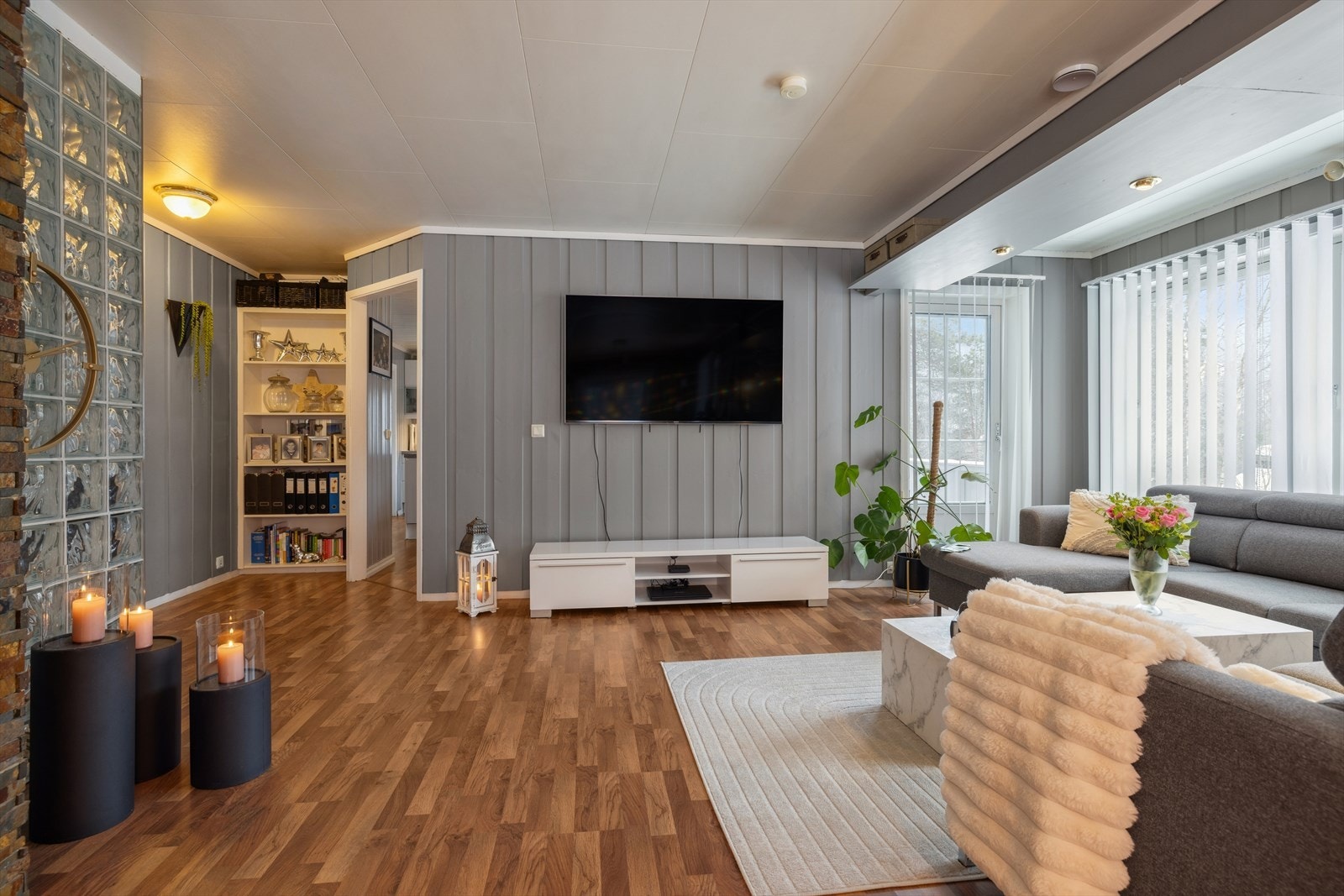 Koselig stuekrok med store vindusflater som gir et flott innslipp av dagslys. Galleribilde