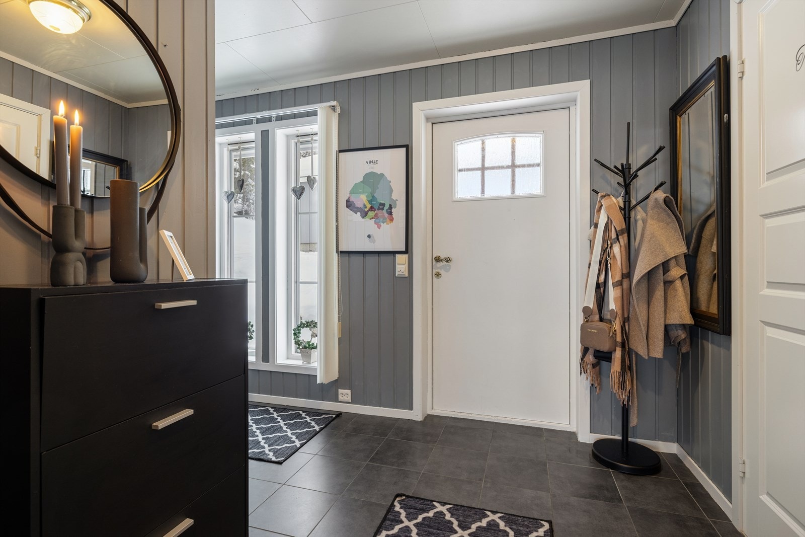 Velkommen inn, en lys og trivelig entré som gir et godt førsteinntrykk av boligen. Galleribilde