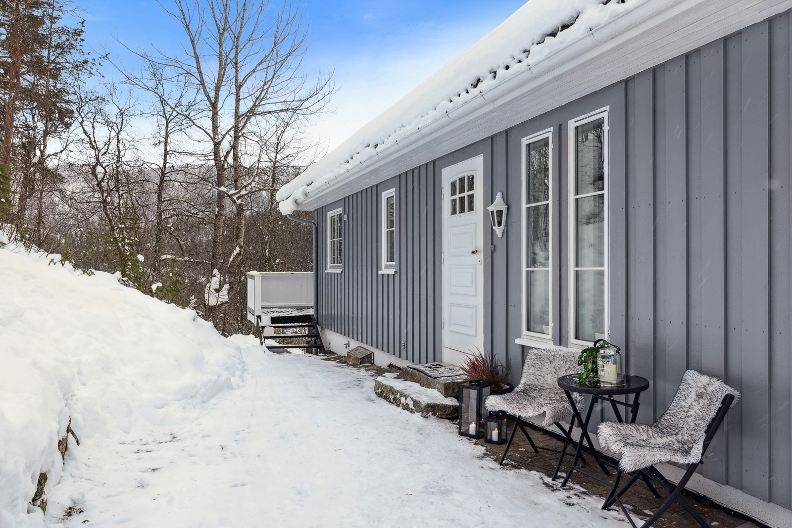 Pent og velstelt inngangsparti med belegningsstein - gir et solid og innbydende førsteinntrykk. Galleribilde