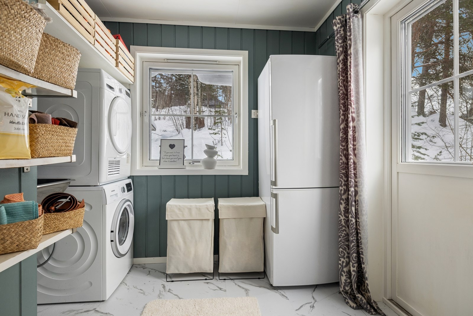 Funksjonelt vaskerom med praktiske oppbevaringsløsninger, plass for vaskemaskin og tørketrommel, samt egen dør ut som gir enkel adkomst. Galleribilde