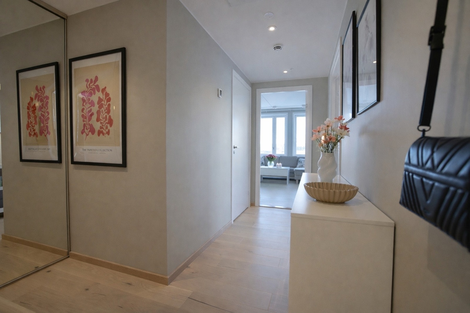 Romslig entré med skyvedørsgarderobe. Galleribilde