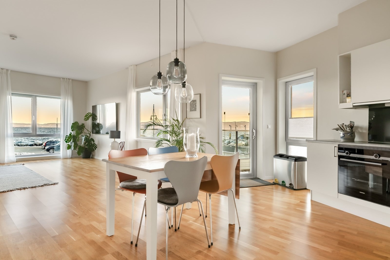 Her får du en innholdsrik leilighet med bl.a. 3 soverom, stue/kjøkken, 2 bad, omkledningsrom og en romslig gang. Galleribilde