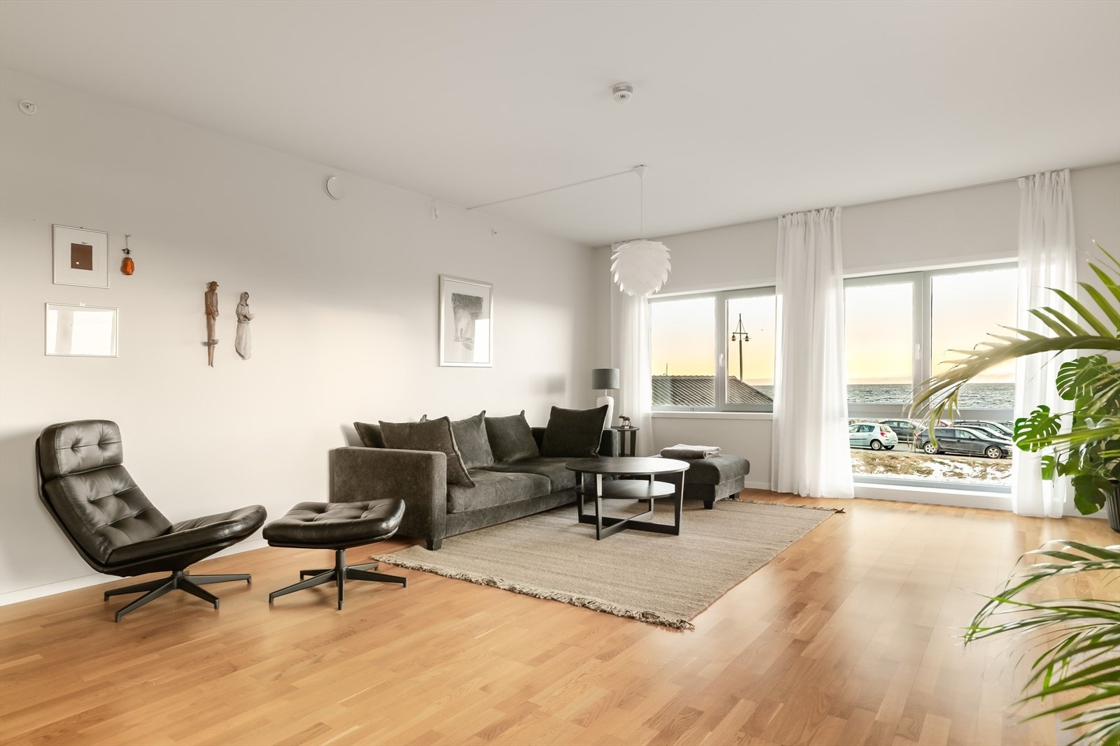 Unik og særdeles flott fjordutsikt fra leiligheten. Legg merke til store vindusflater. Galleribilde