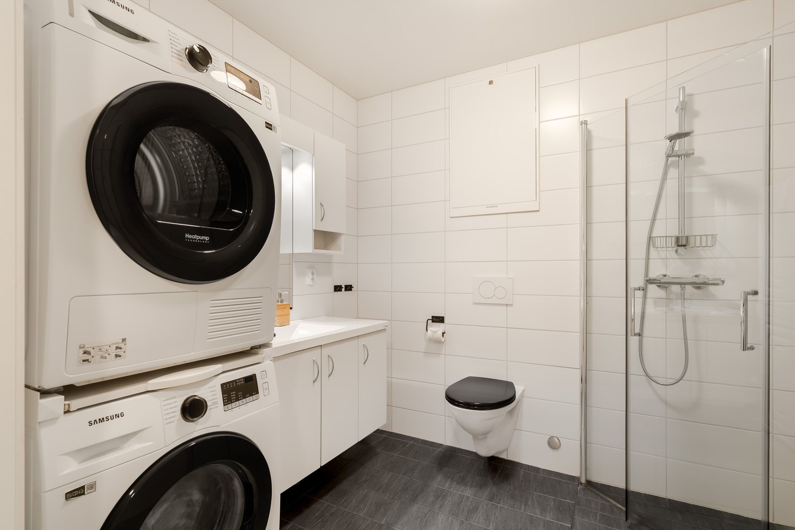 Det er totalt to bad av god størrelse og begge fremstår stilrent og fint. Galleribilde