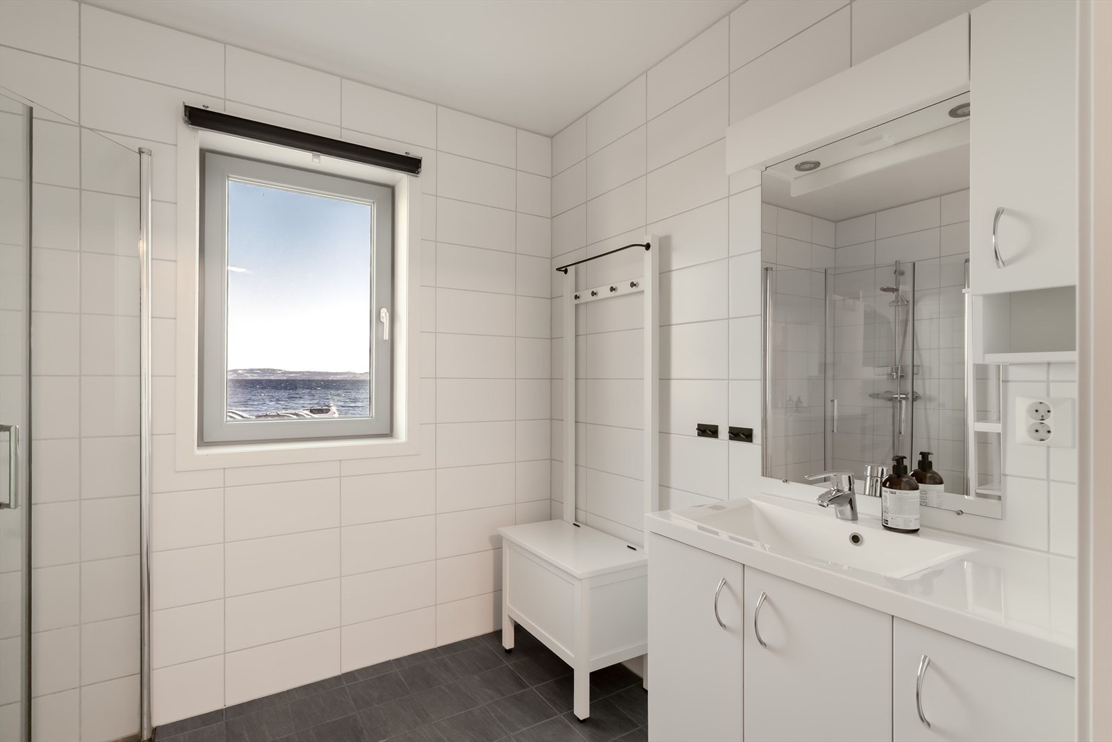 Flislagt bad tilhørende soverom med varme i gulv. Galleribilde