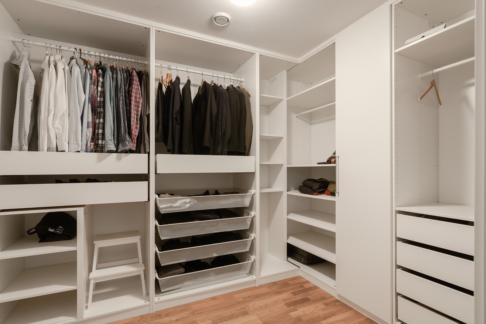 Privat avdeling med walk-in closet og eget bad. Galleribilde