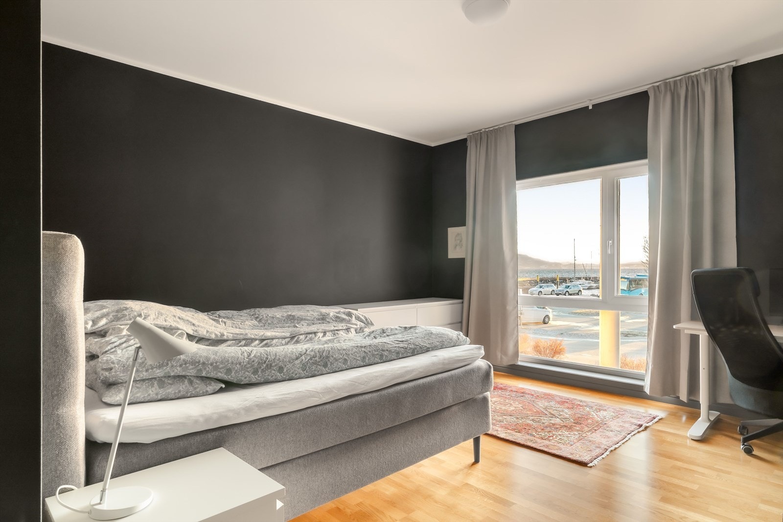 Den behagelige takhøyden finner du også på soverommene. Galleribilde