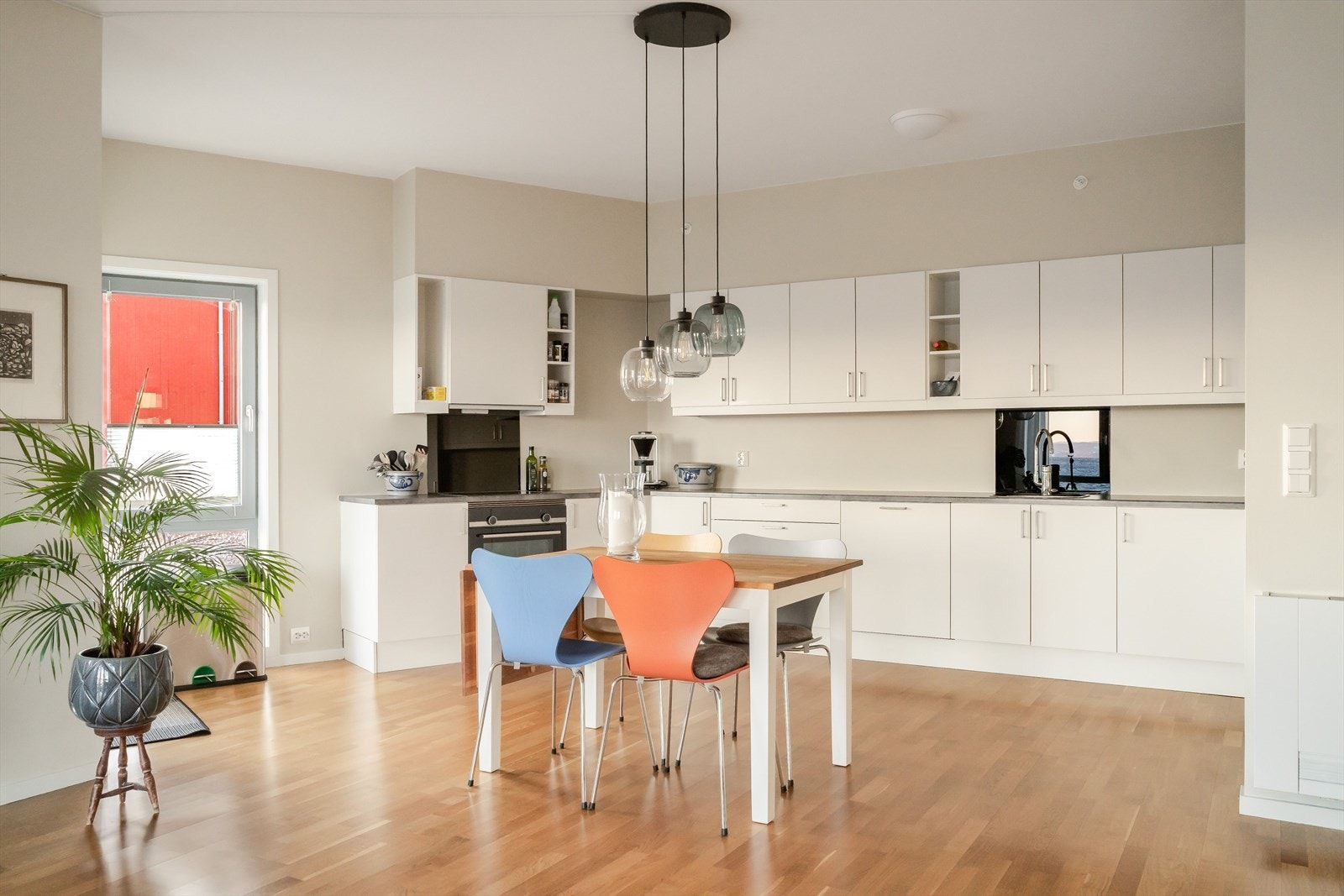 Her får du integrerte hvitevarer med platetopp, komfyr, oppvaskmaskin, kombiskap med kjøl/frys. Galleribilde