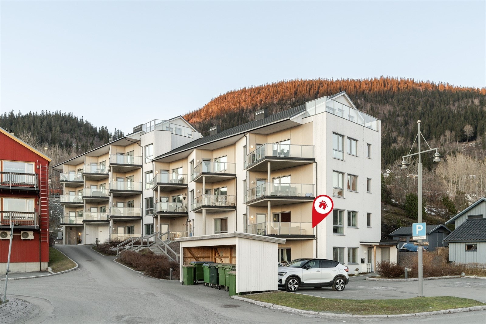 I sentrum av Vanvikan finner vi butikk, helt ny videregående og bensinstasjon. Vanvikan er sammen med Leksvik, Rissa og Stadsbygda et av kommunesentrene i nye Indre Fosen Kommune. Galleribilde