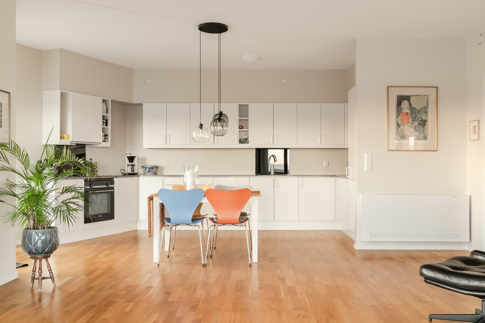 Innholdsrikt kjøkken fra Sigdal med TG1 av takstmann. Galleribilde