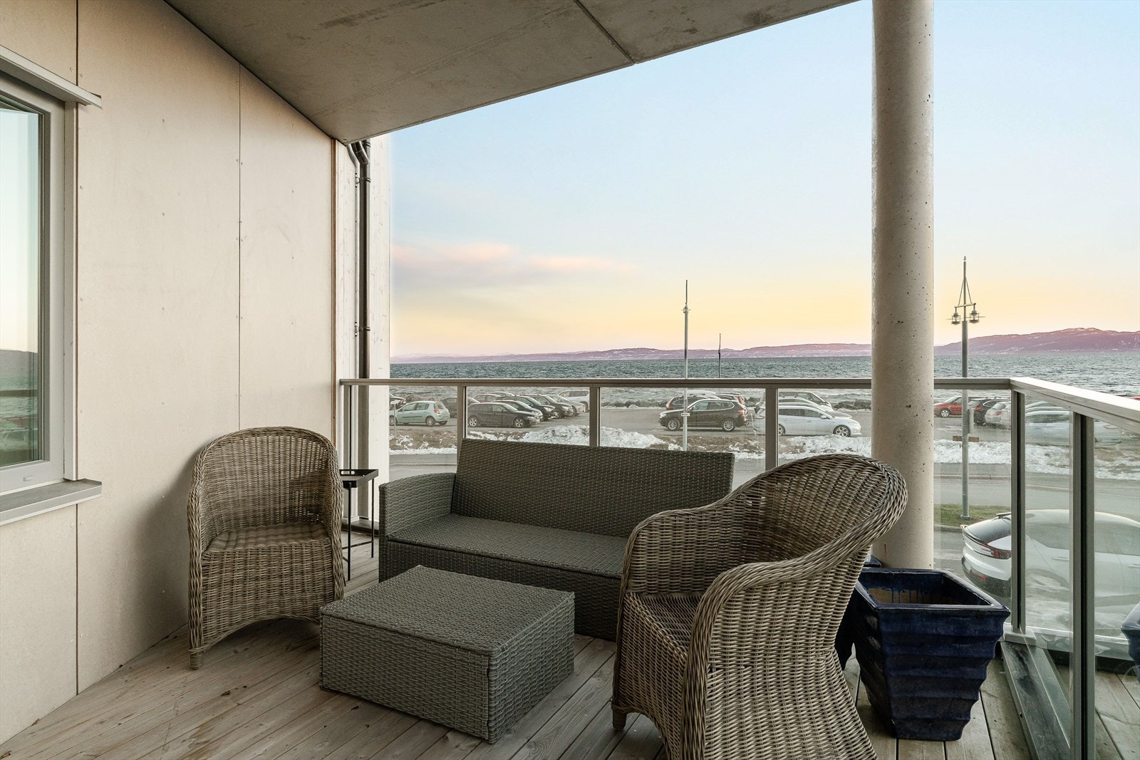 Fra eiendommen vil man ha kort vei til Vanvikan flerbrukshall, som består av trimrom, squashhall, klatrevegg, løpebane og fotballbane med kunstgress. Galleribilde