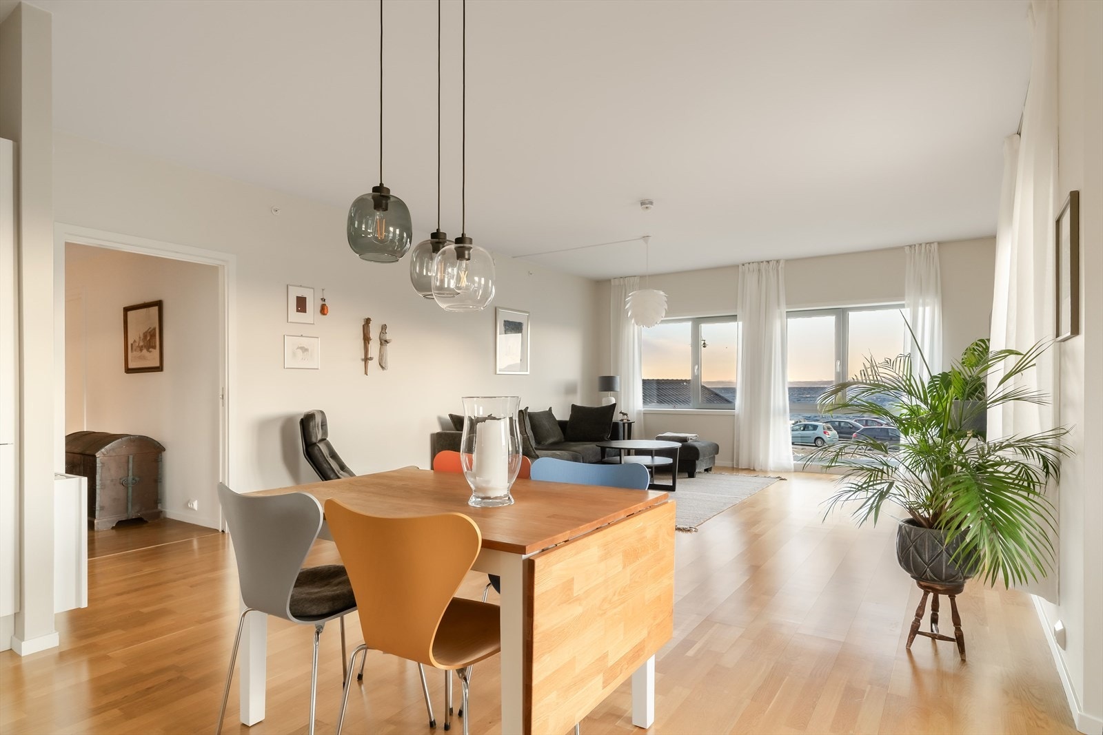 Stue og kjøkken på 46 kvm. med generøs takhøyde. Galleribilde