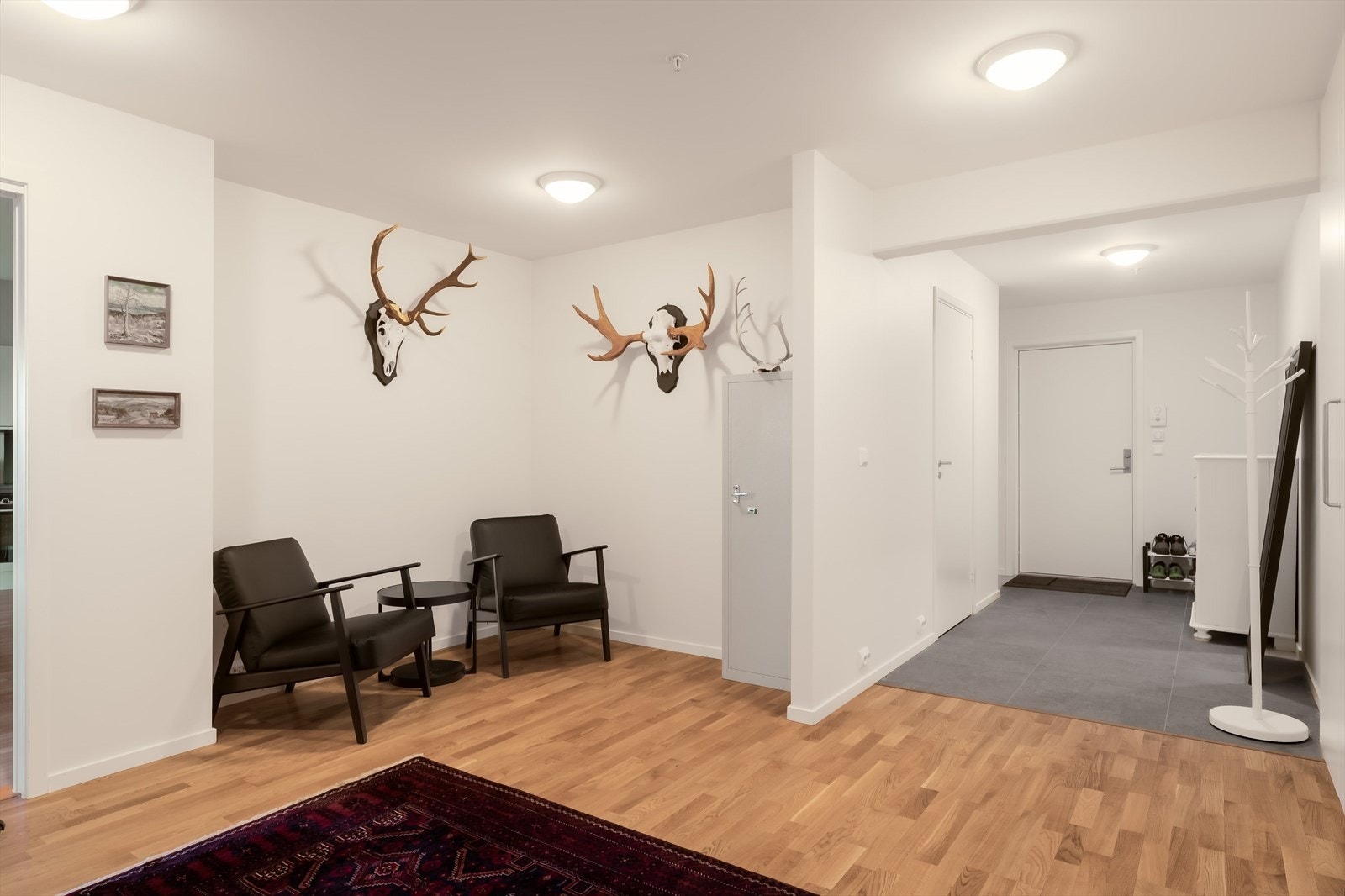 Det er godt med lagringsplass i gangen med garderobeskap. Galleribilde