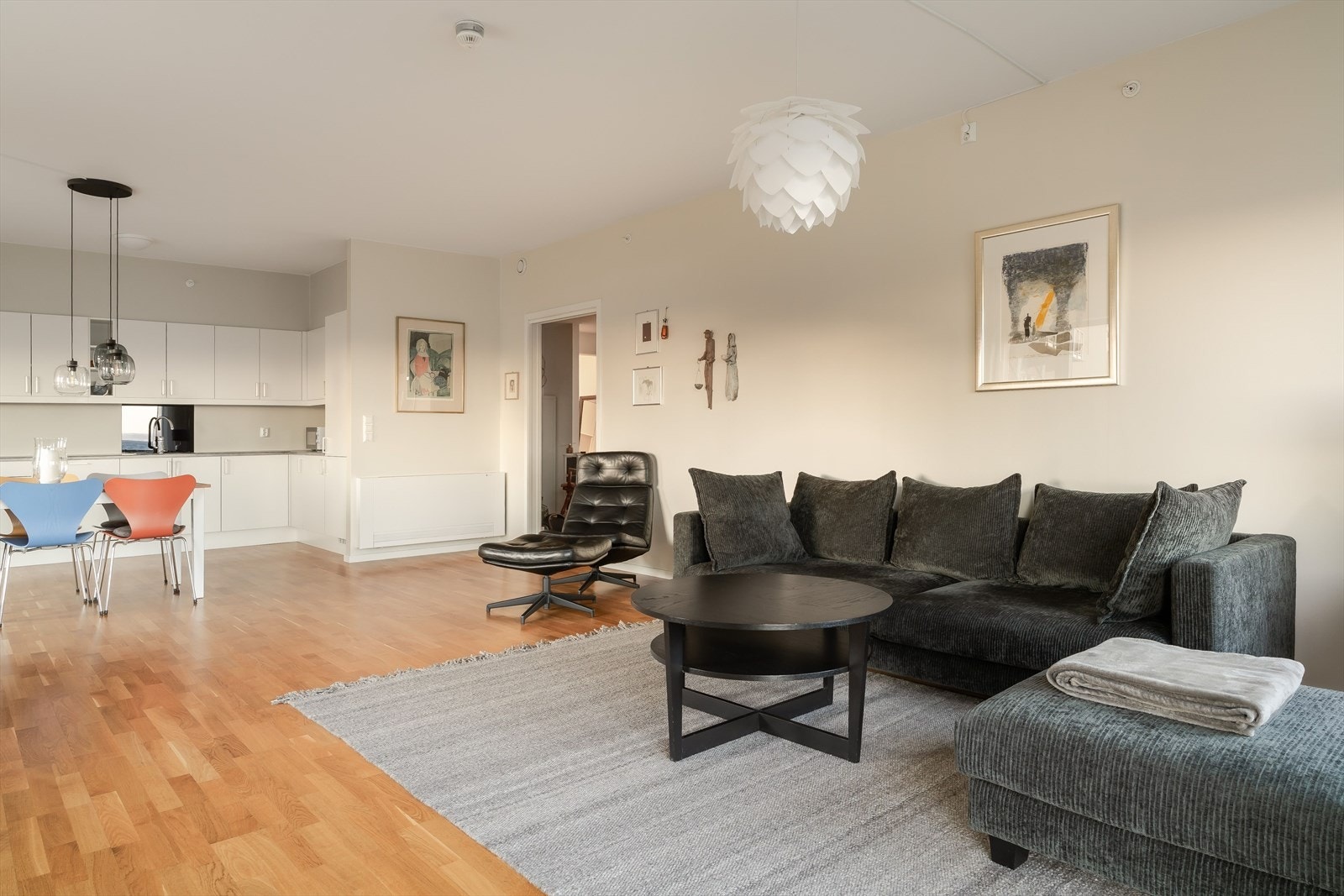 Alle beboere i Vanvikan Panorama har rett til leie av parkeringsplass for kr. 3 000,- i året i nabobygget. Ellers er det gjesteparkering på sameiets tomt og like utenfor. Galleribilde