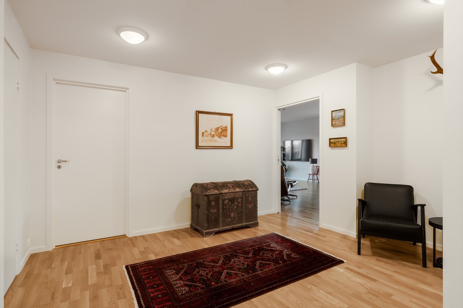 Romslig gang. Galleribilde