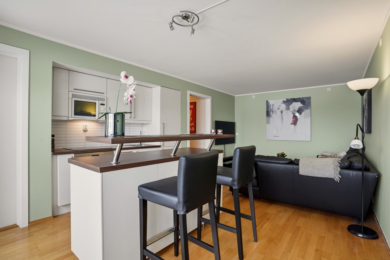 Praktisk kjøkkenøy, som er mulig å flytte på. Galleribilde