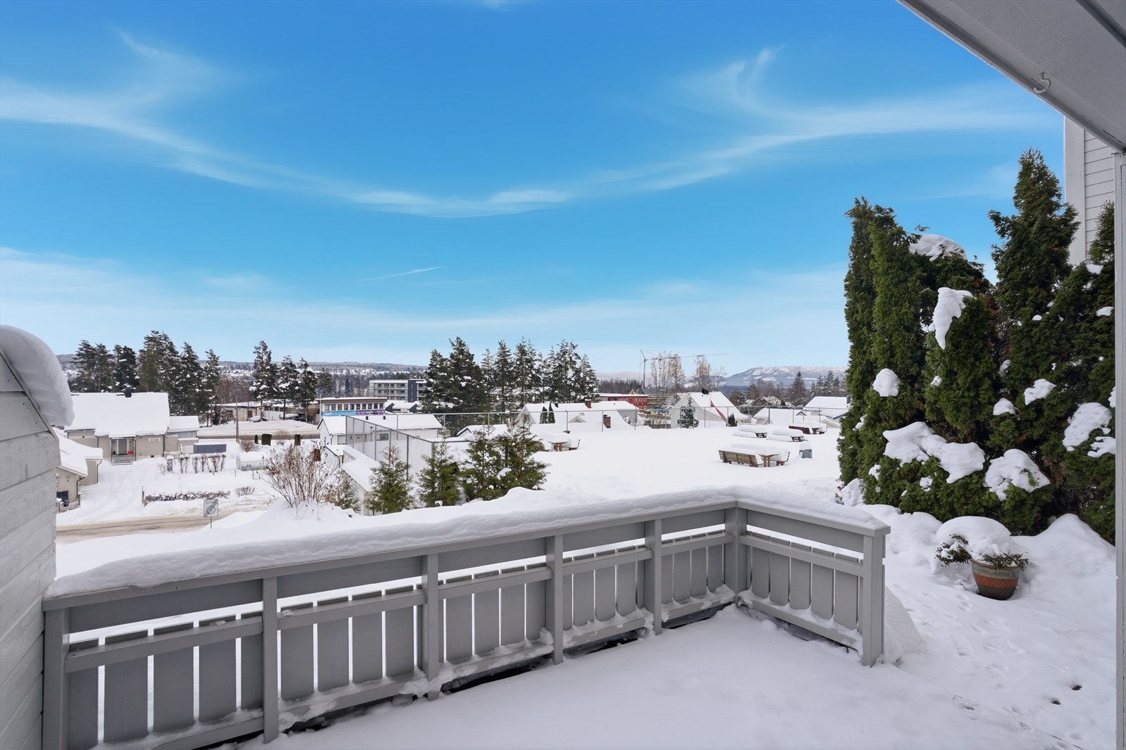 Koselig delvis overbygd og stor terrasse. Galleribilde