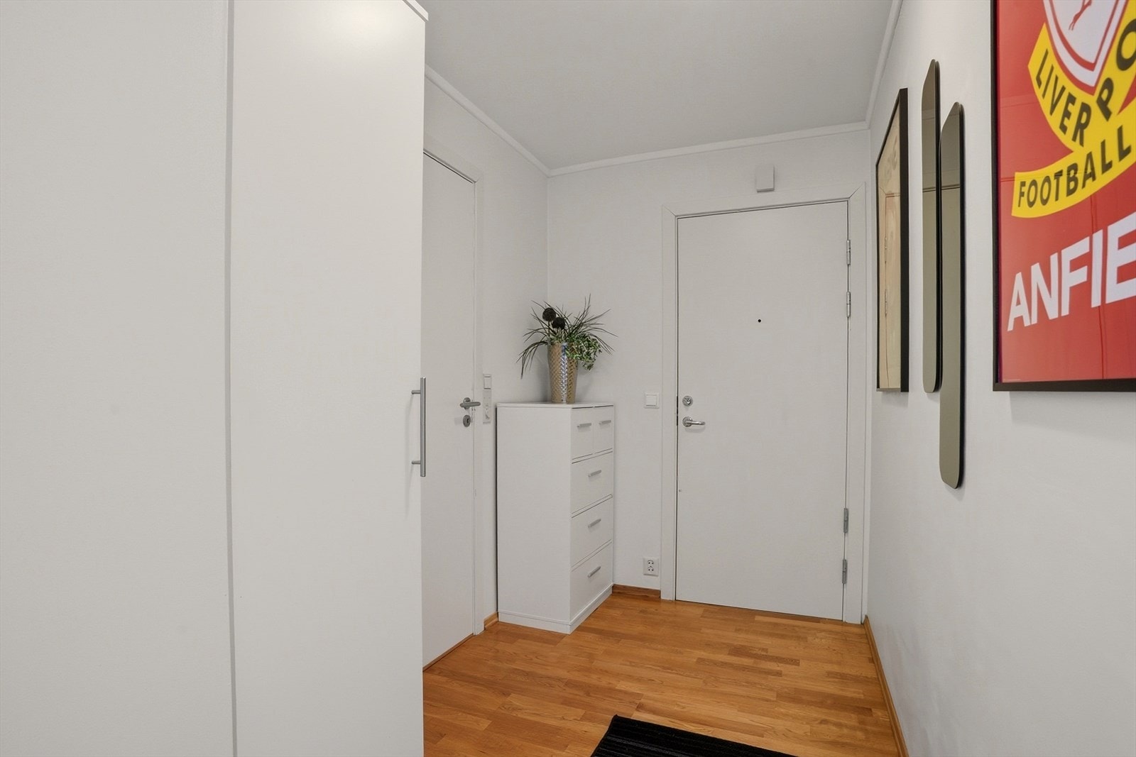 Lys og trivelig entrè med garderobeskap og plass til kommode. Galleribilde