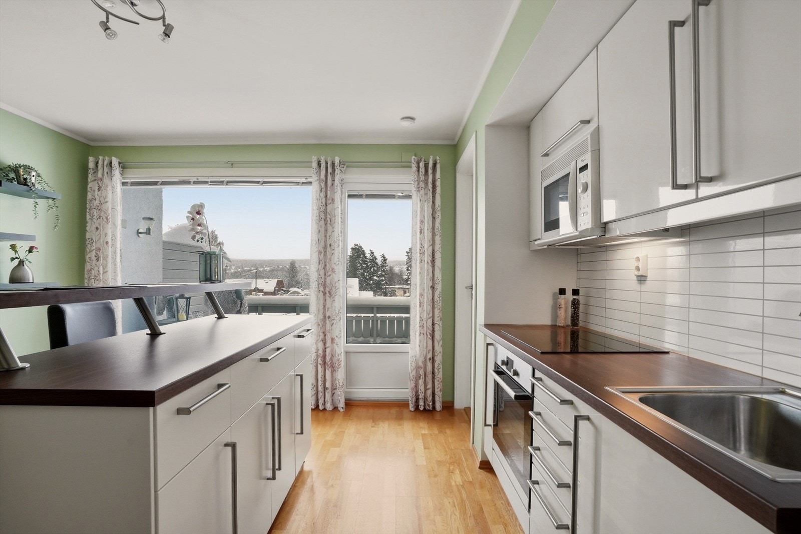 Kjøkken med mikro, ovn, platetopp og kjøl/fryseskap. Galleribilde