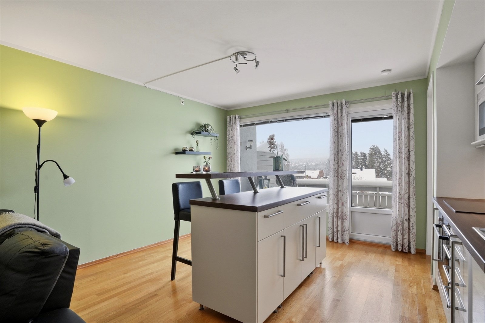 Stue/kjøkken med romslig vindu og utgang til terrasse. Galleribilde