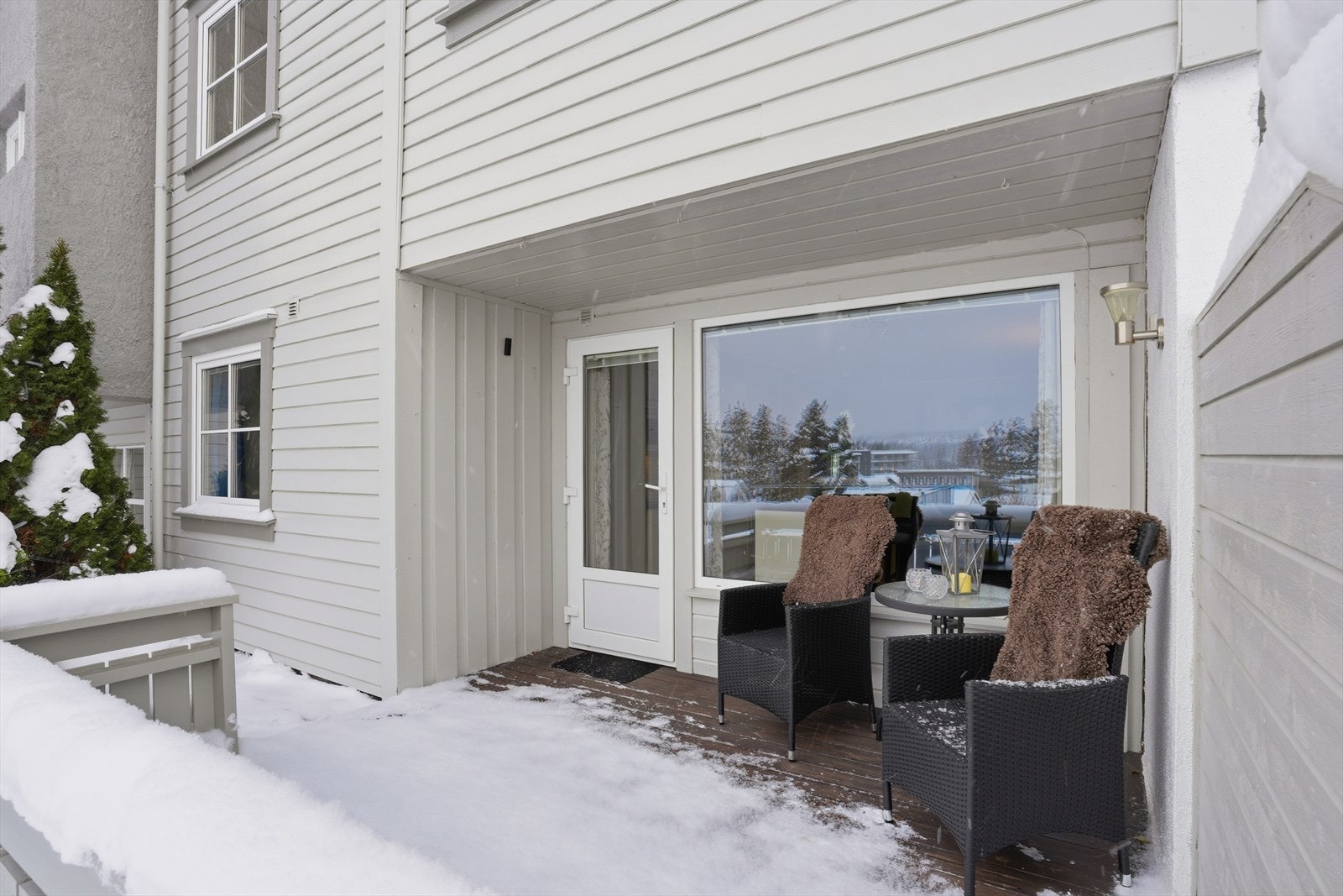 Rikelig med plass til utemøblement. Galleribilde